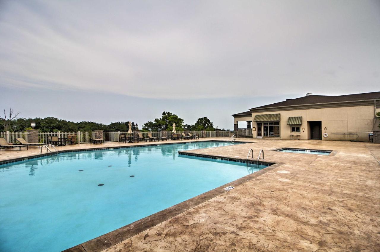 Stunning With On-site Golf Access Villa Branson