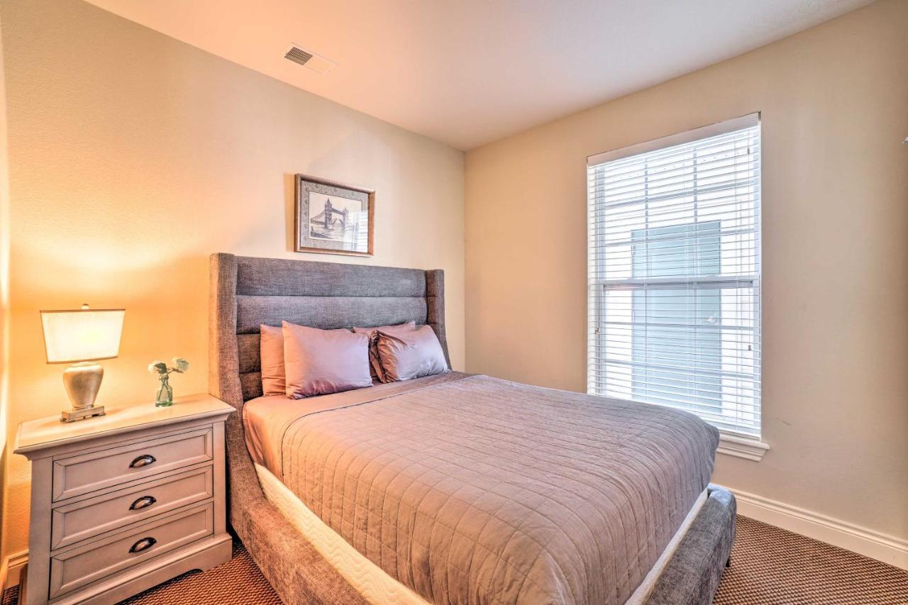 With Balcony, 3 Miles To Downtown Branson