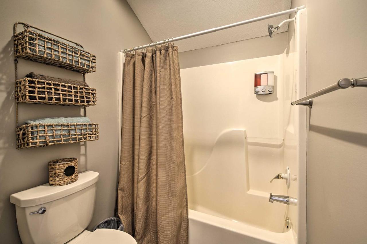 And Sunroom And Pool Access, Walk To Marina Apartment *