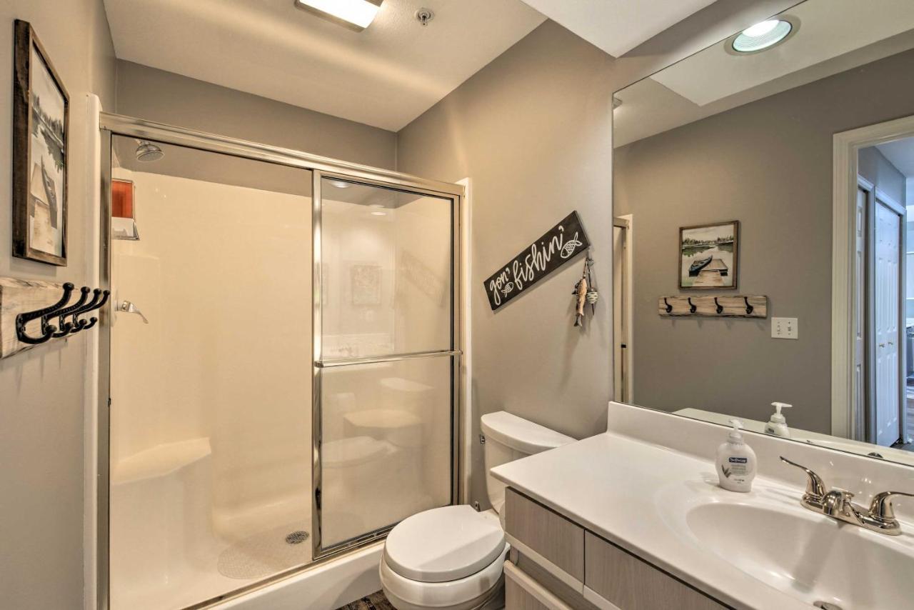 And Sunroom And Pool Access, Walk To Marina Apartment *