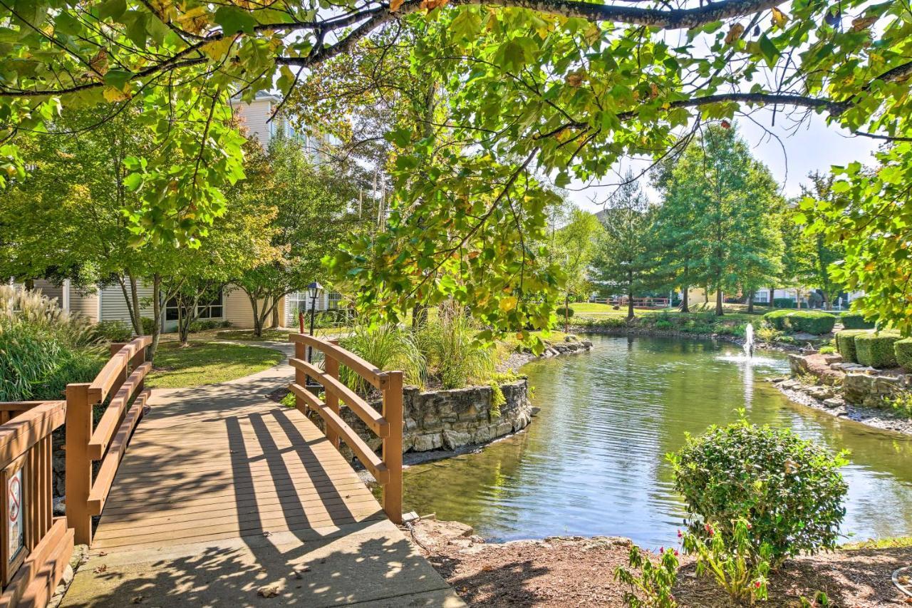 And Sunroom And Pool Access, Walk To Marina Apartment Branson