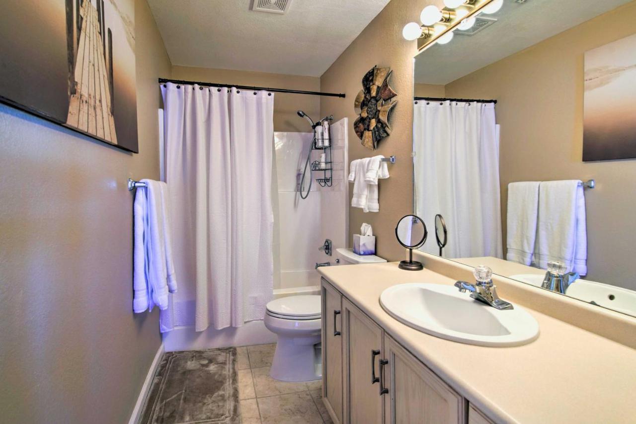 With Large Patio About 3 Mi To The Strip! Apartment
