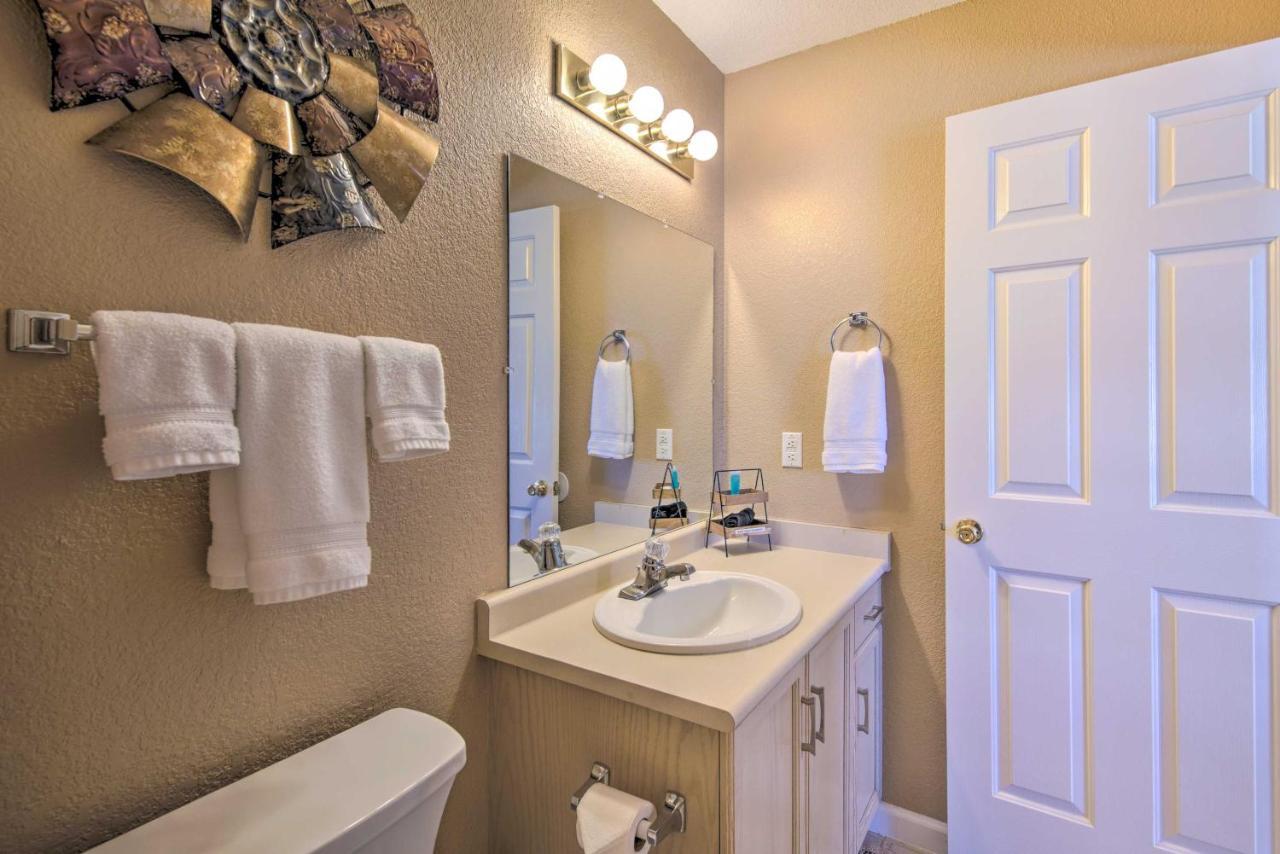 Apartment With Large Patio About 3 Mi To The Strip!