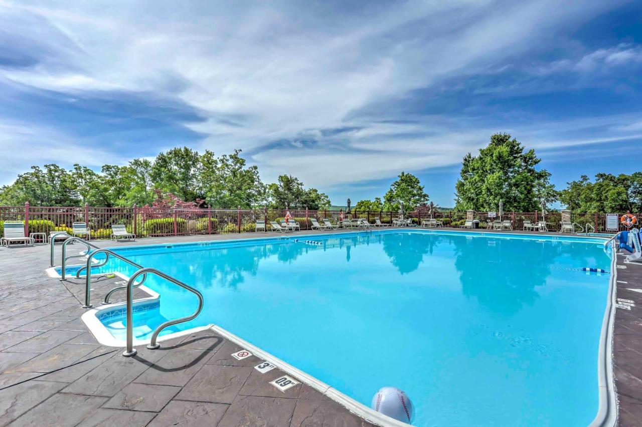 With Scenic Patio And Pool Access Apartment Branson