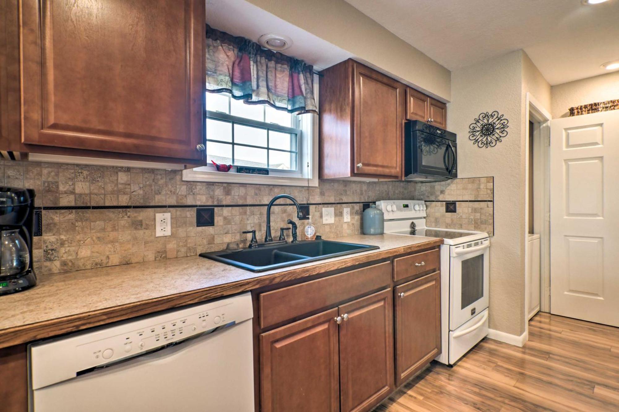 With Scenic Patio And Pool Access Branson