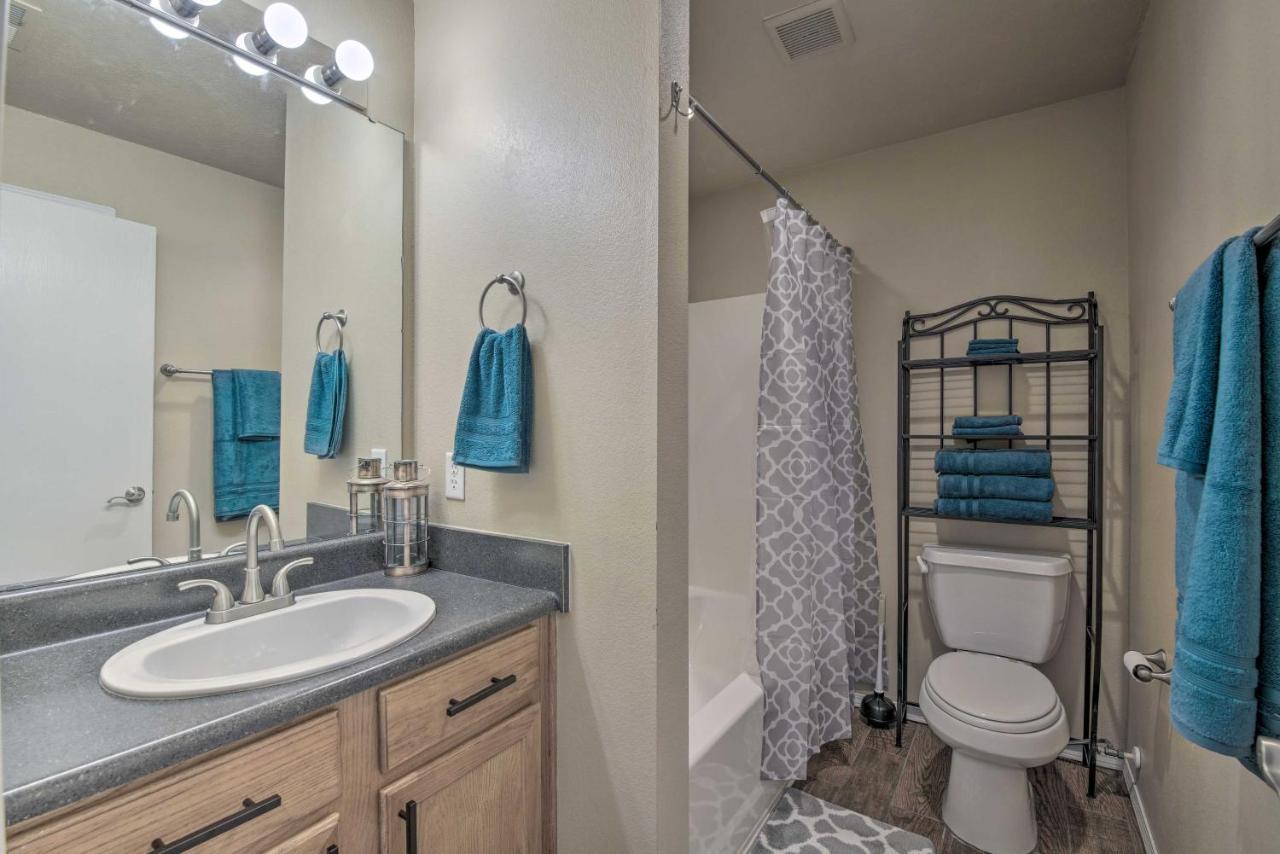 Escape With Shared Pool, 5 Mi To Lake! Apartment