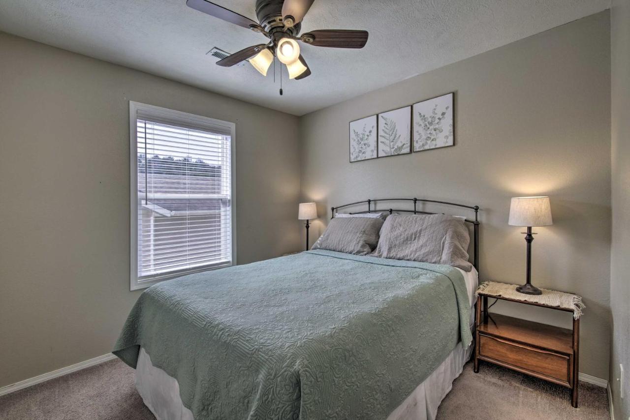 Apartment Escape With Shared Pool, 5 Mi To Lake! *