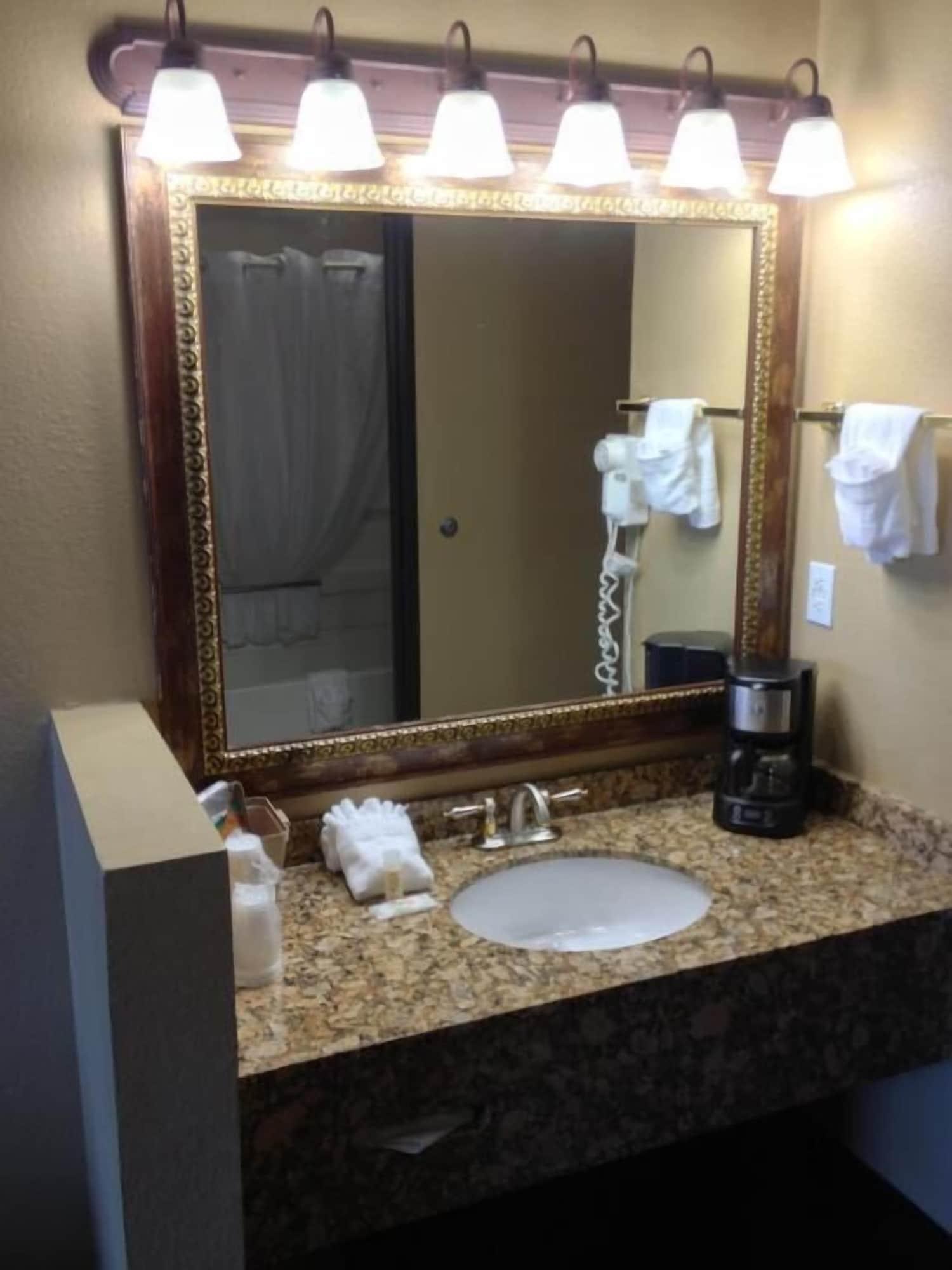 Hotel The Stone Castle & Conference Center 3*
