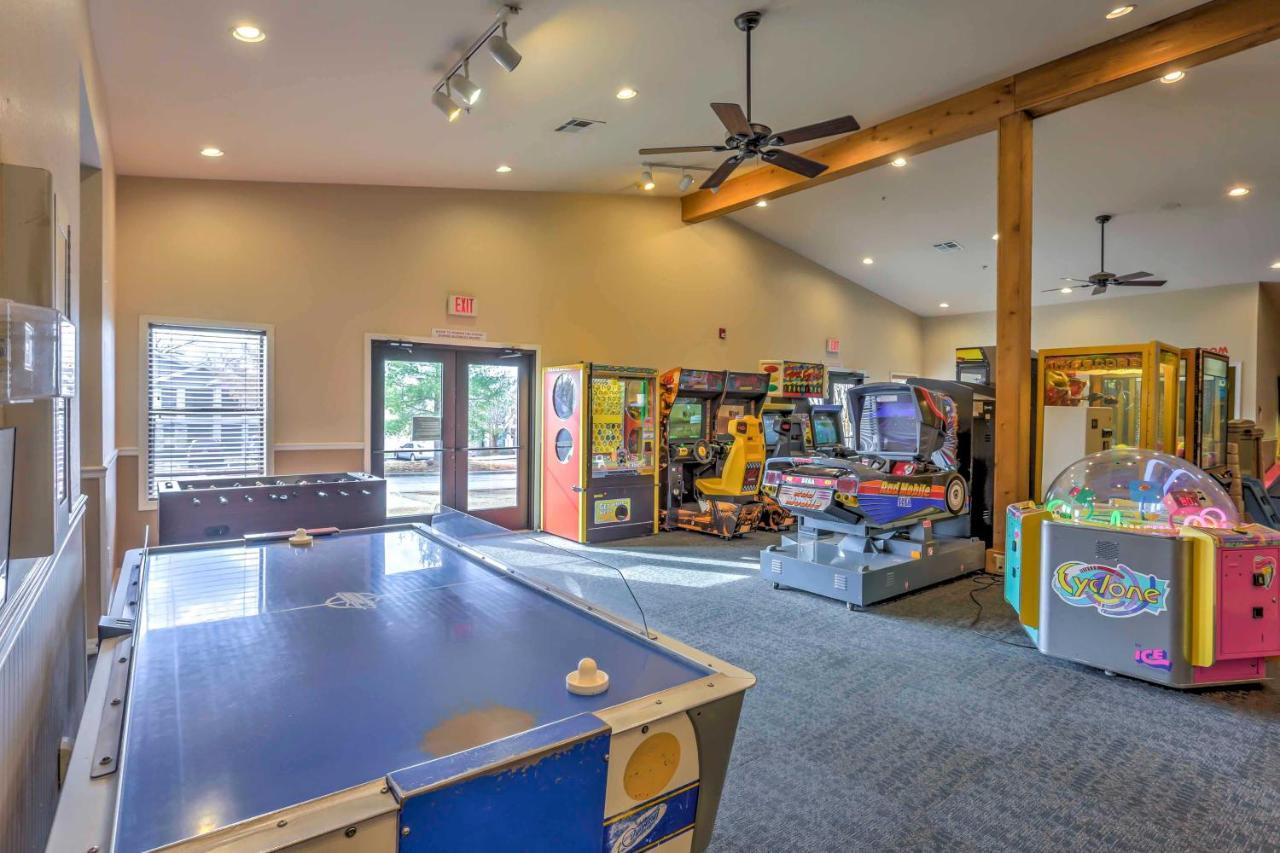 Retreat With Balcony And 18-hole Golf Course! Apartment