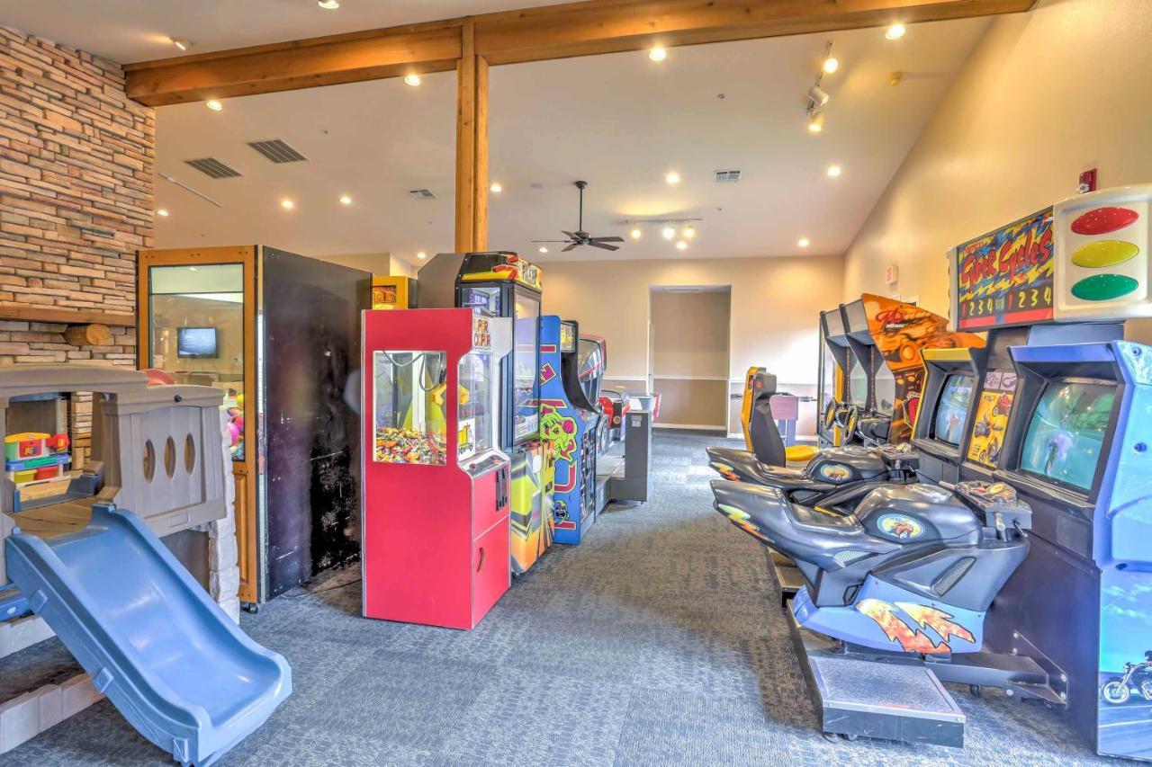 Retreat With Balcony And 18-hole Golf Course! Apartment *