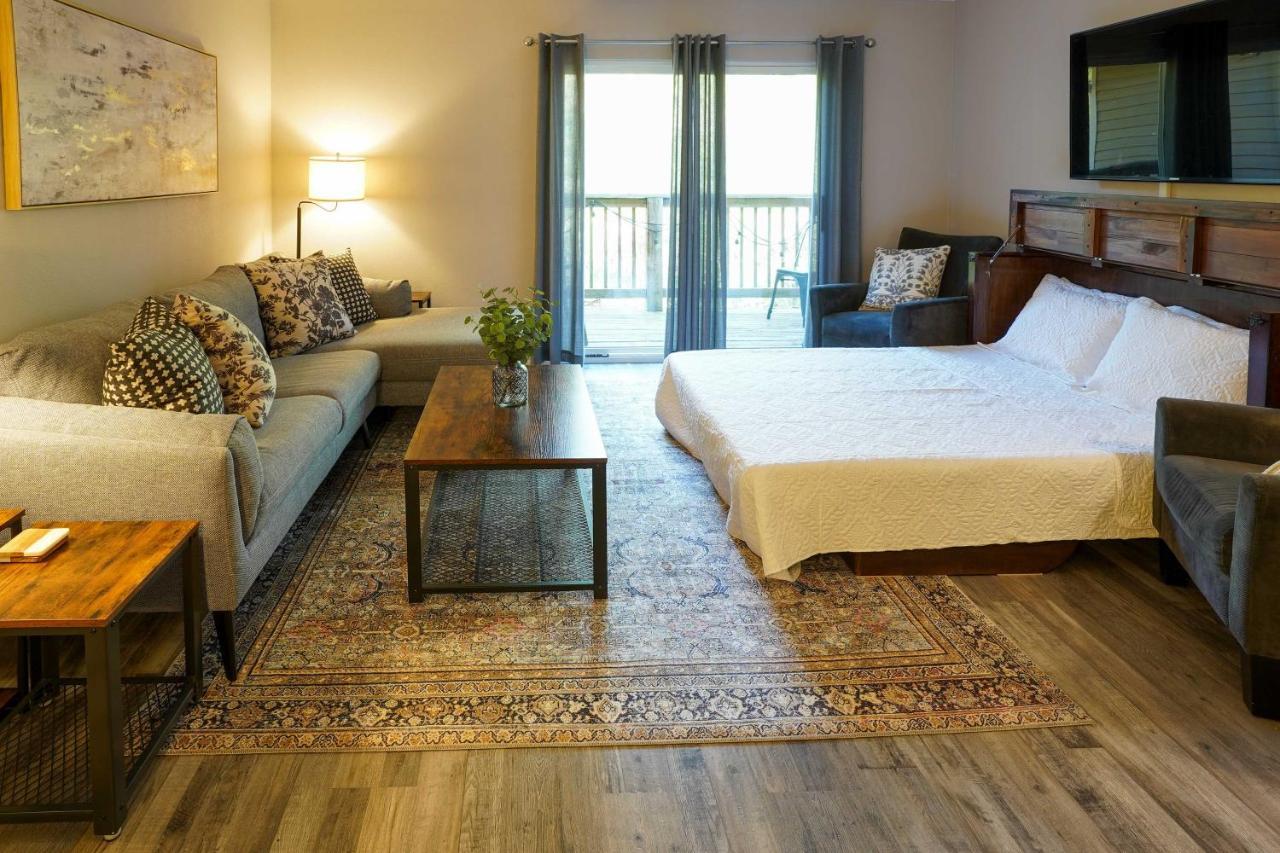 Modern With Pool About 7 Mi To Landing! Apartment