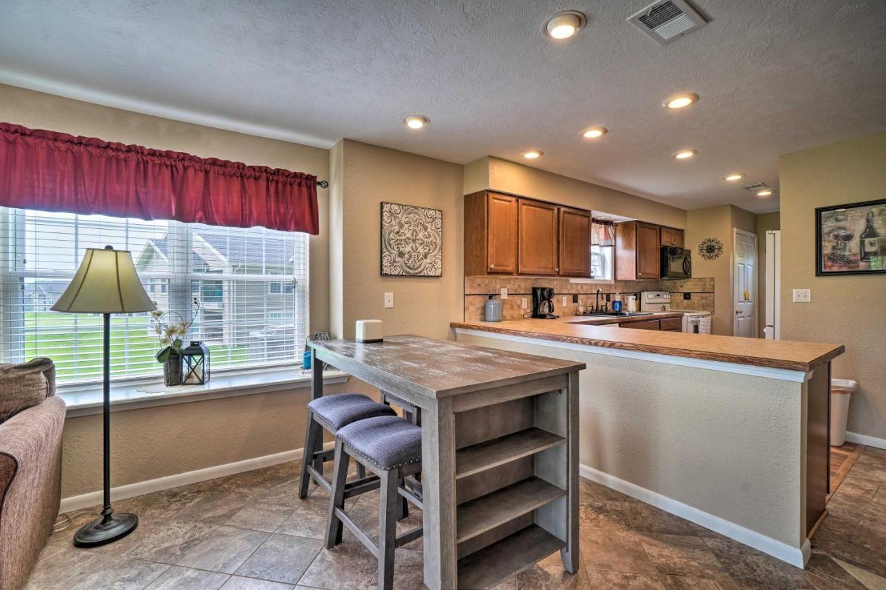 With Scenic Patio And Pool Access Apartment Branson