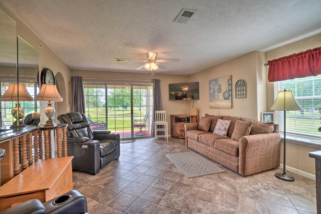 Apartment With Scenic Patio And Pool Access Branson