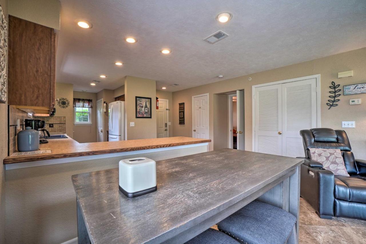 With Scenic Patio And Pool Access Apartment Branson