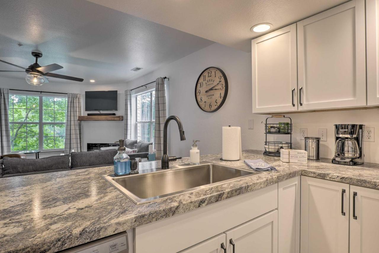 Lakefront With Sunroom And Views! Apartment