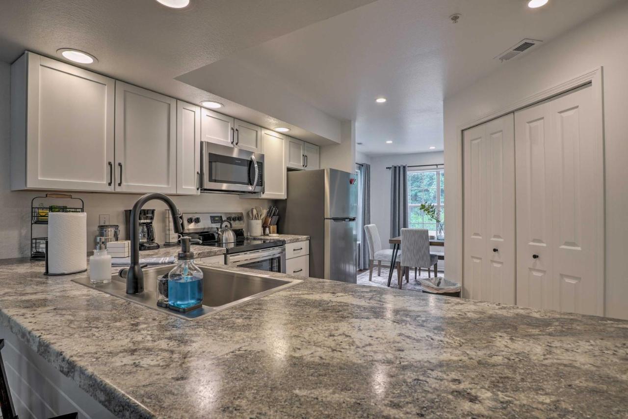 Lakefront With Sunroom And Views! Apartment *