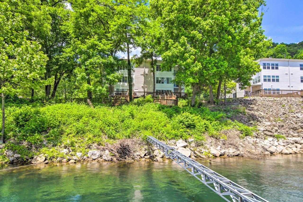 Apartment Lakefront With Sunroom And Views!