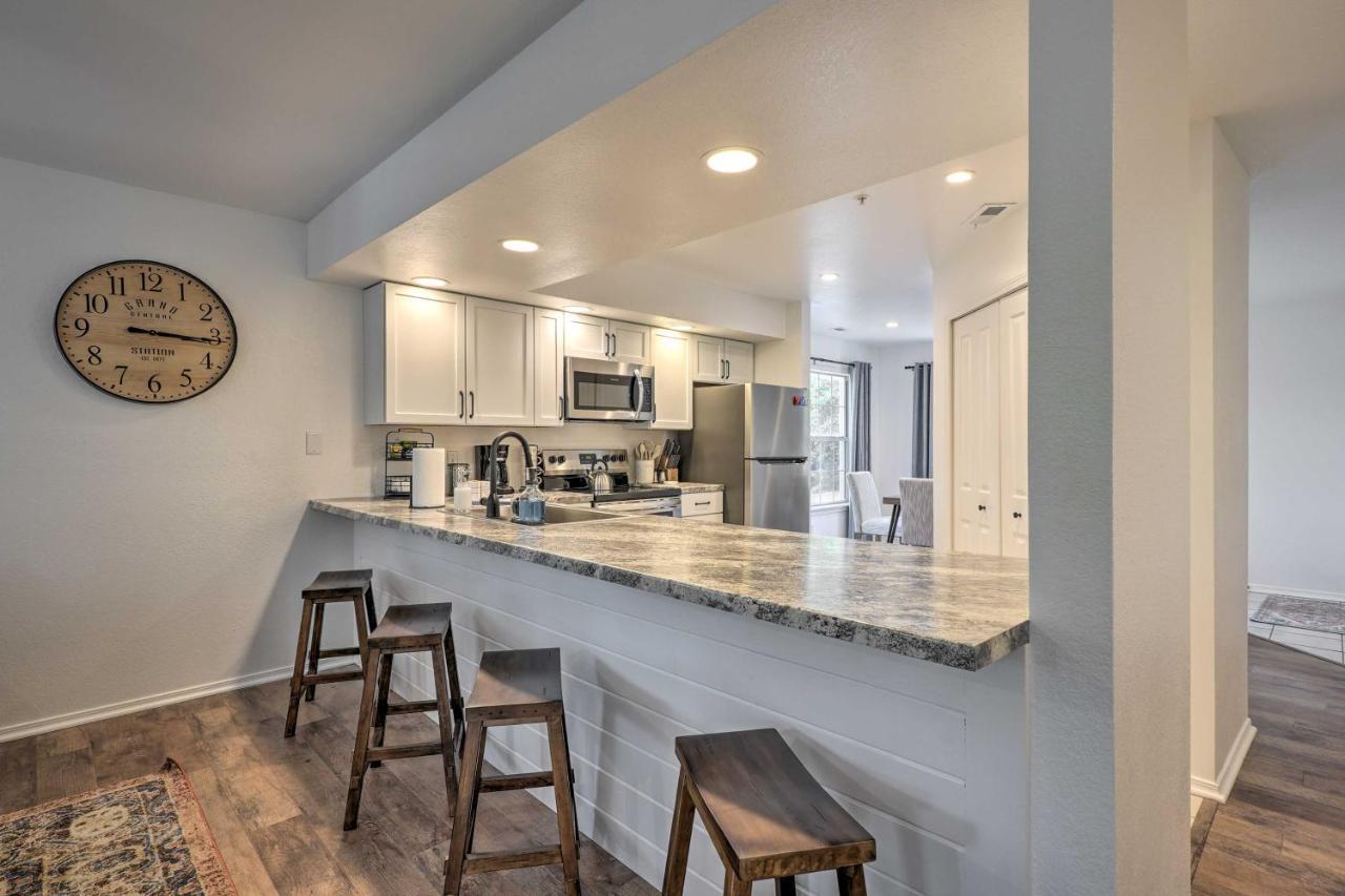 Apartment Lakefront With Sunroom And Views!