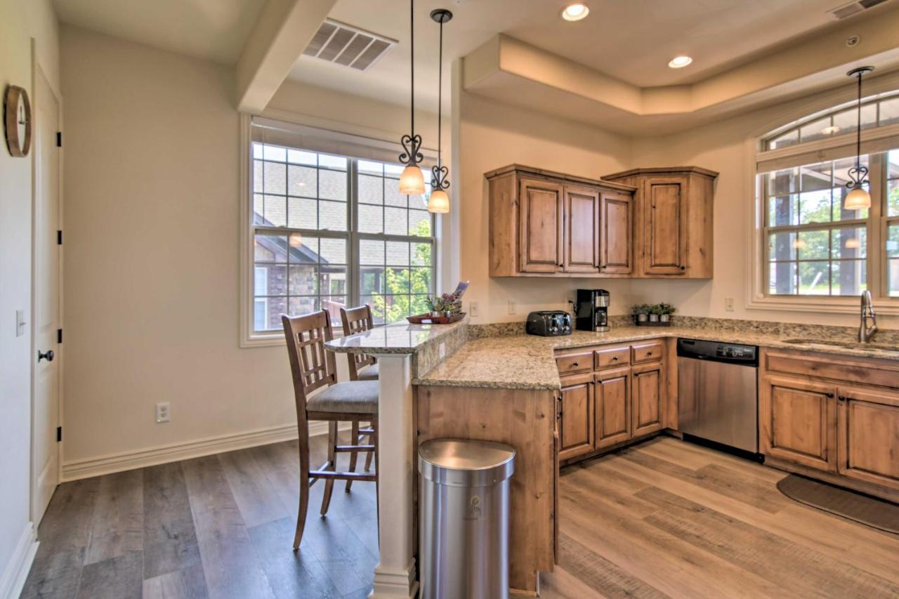 Luxe Retreat With Mtn Views And Pool Access!