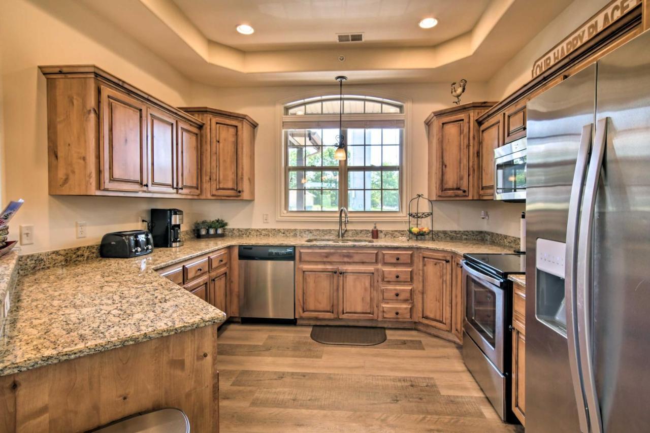 Luxe Retreat With Mtn Views And Pool Access! Apartment