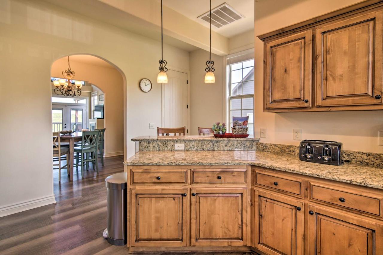 Luxe Retreat With Mtn Views And Pool Access! Apartment *