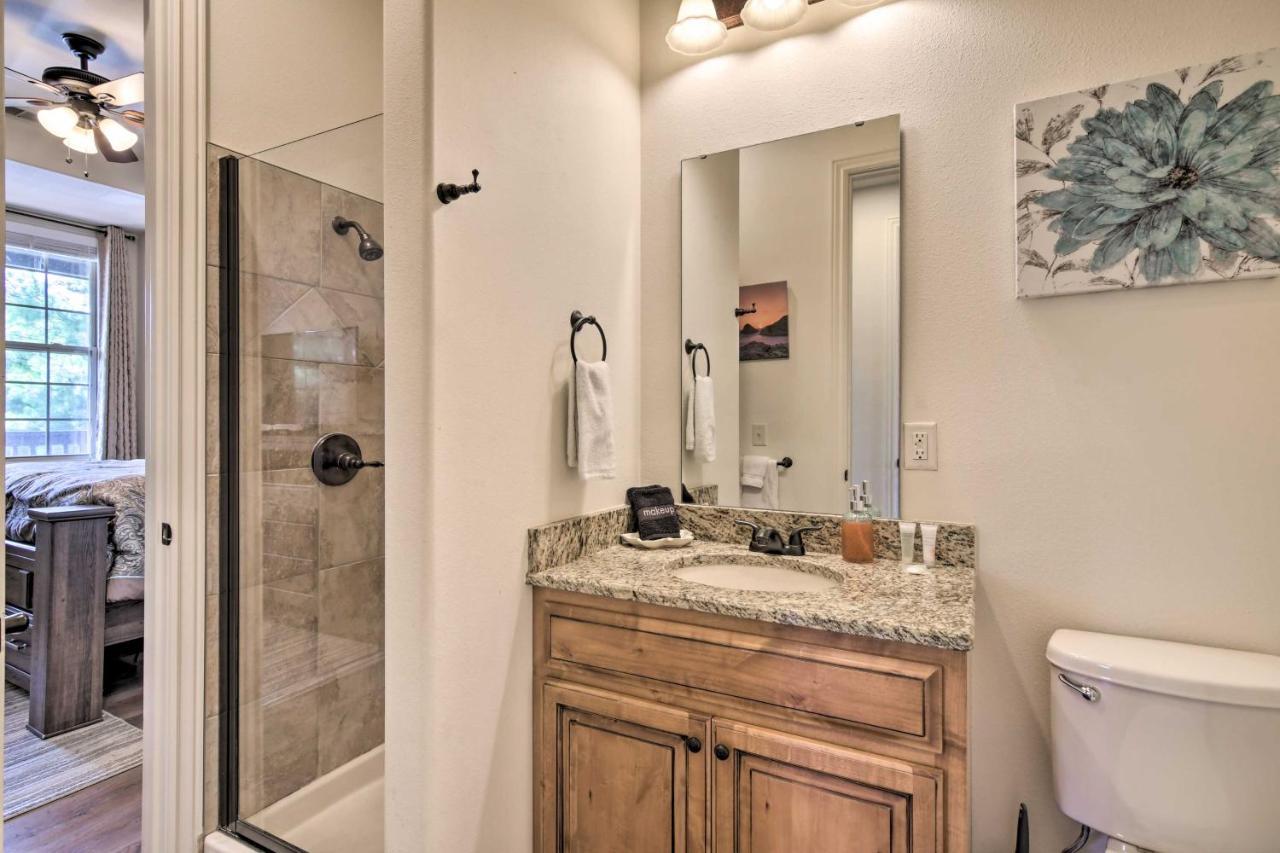 Apartment Luxe Retreat With Mtn Views And Pool Access!
