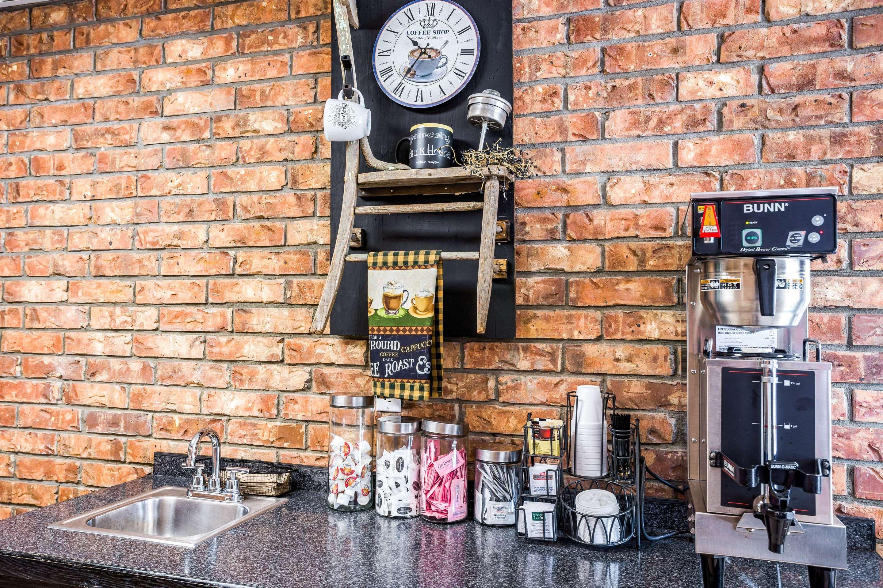 Rodeway Branson, Brick House Inn 3*