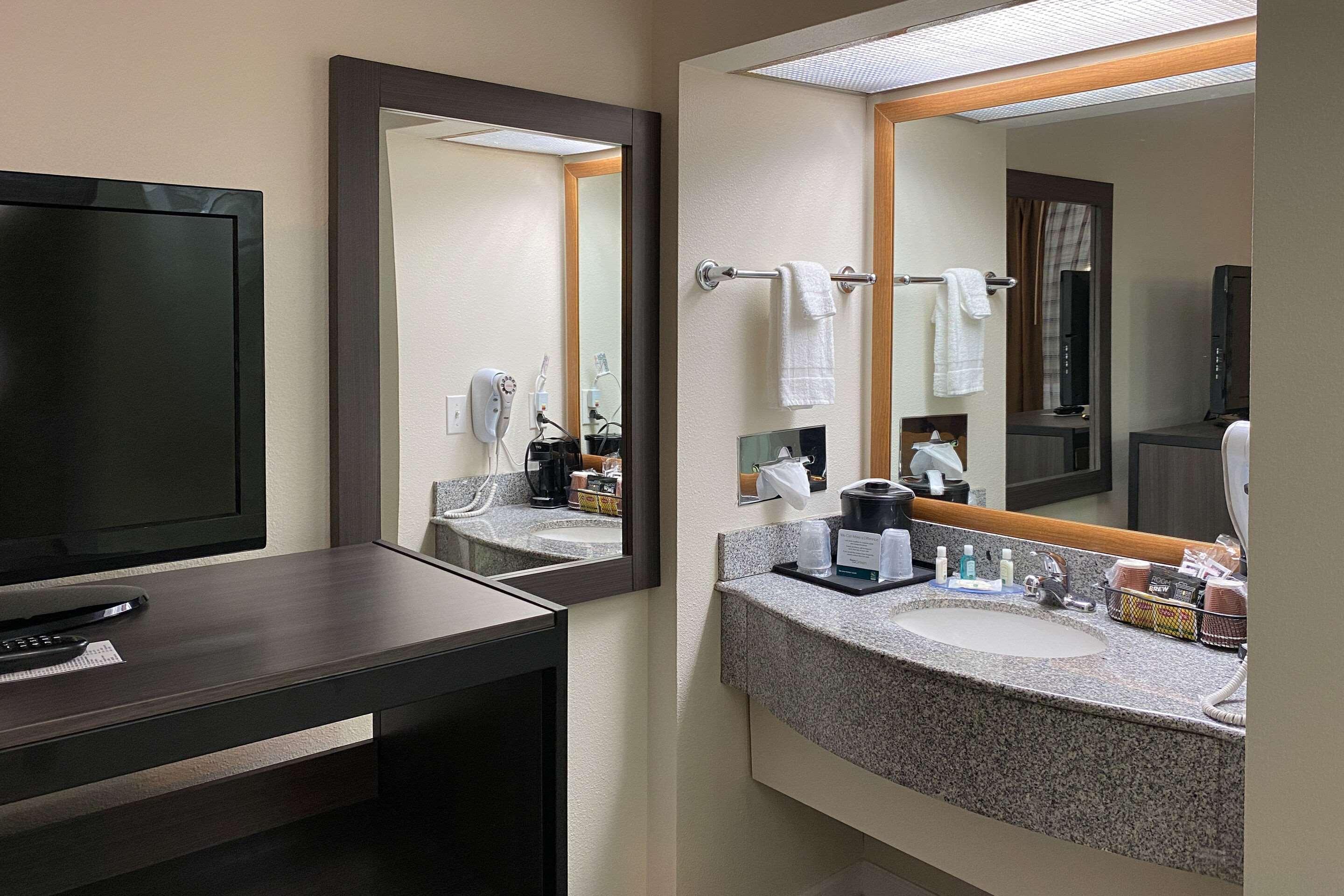 Quality - Hwy 76 Hotel