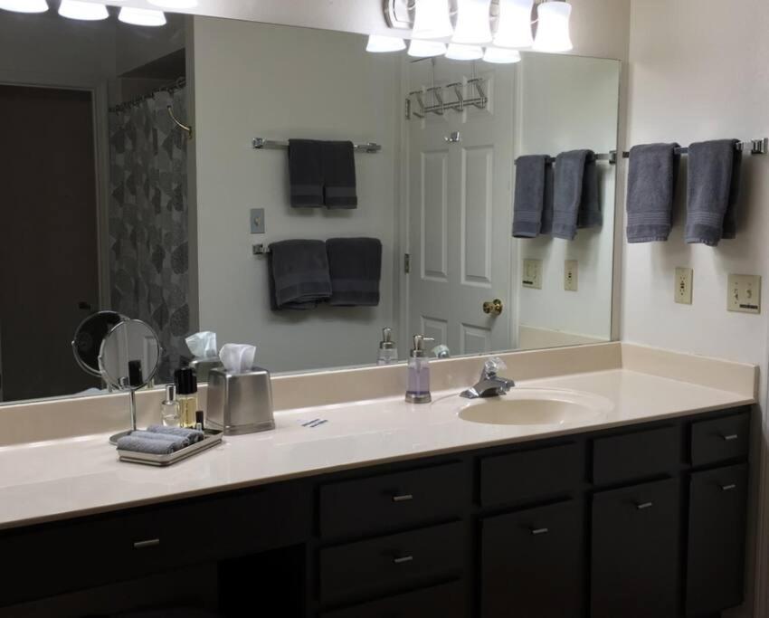 Krehbiel 2bd 2bath Apartment *