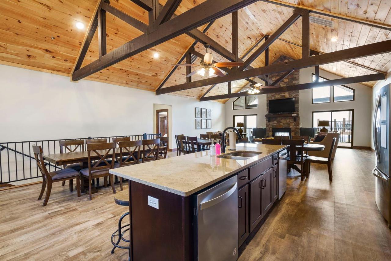 Holiday home Luxe Gaming Paradise W Breathtaking Views Indoor Pool Close To Sdc Branson