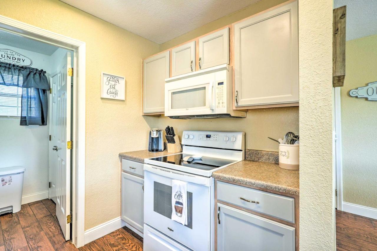 With Pool Access - Walk To Strip! Apartment