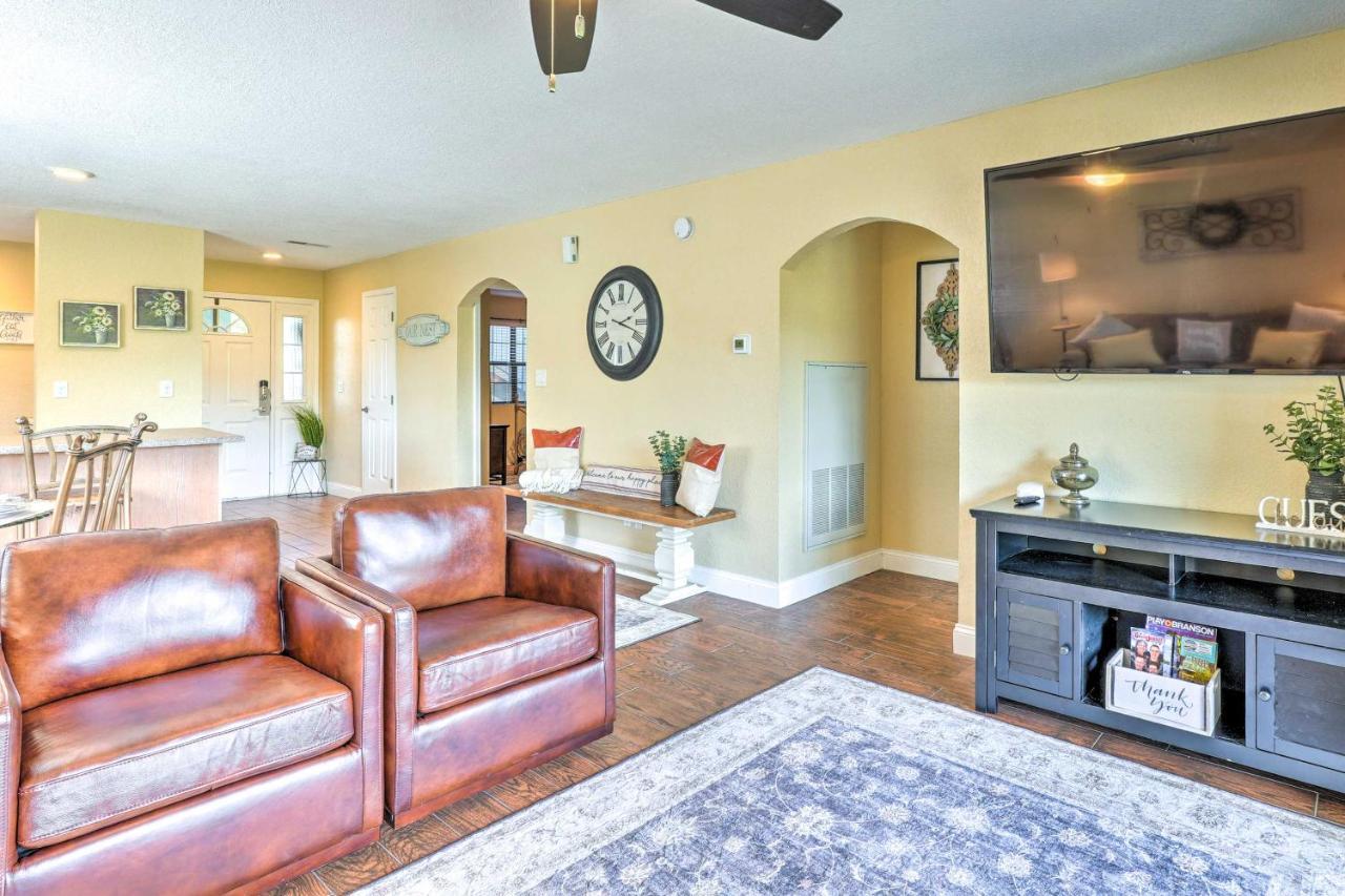 With Pool Access - Walk To Strip! Apartment