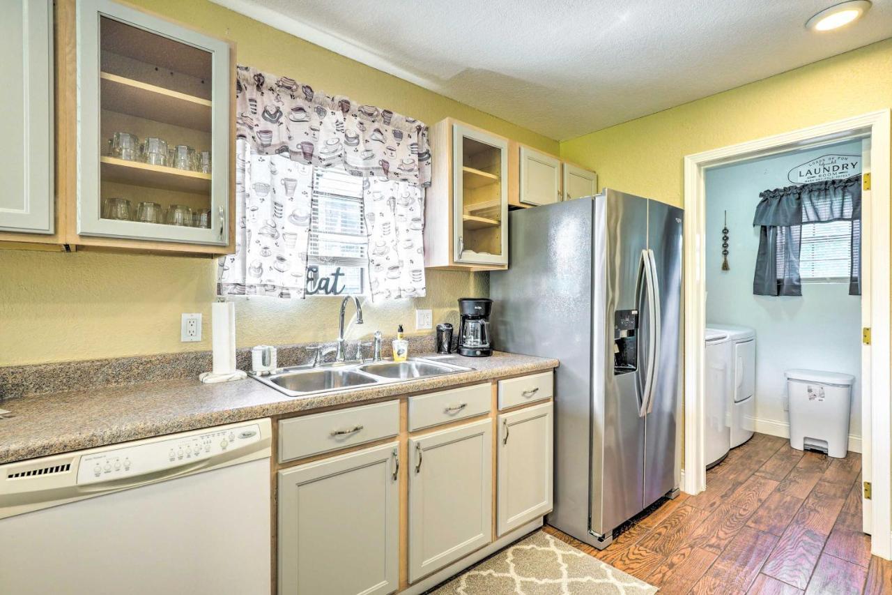With Pool Access - Walk To Strip! Apartment *