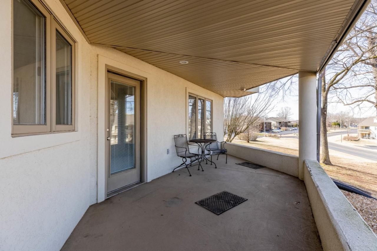 B 32-1 Spacious Close To Pool Villa Branson