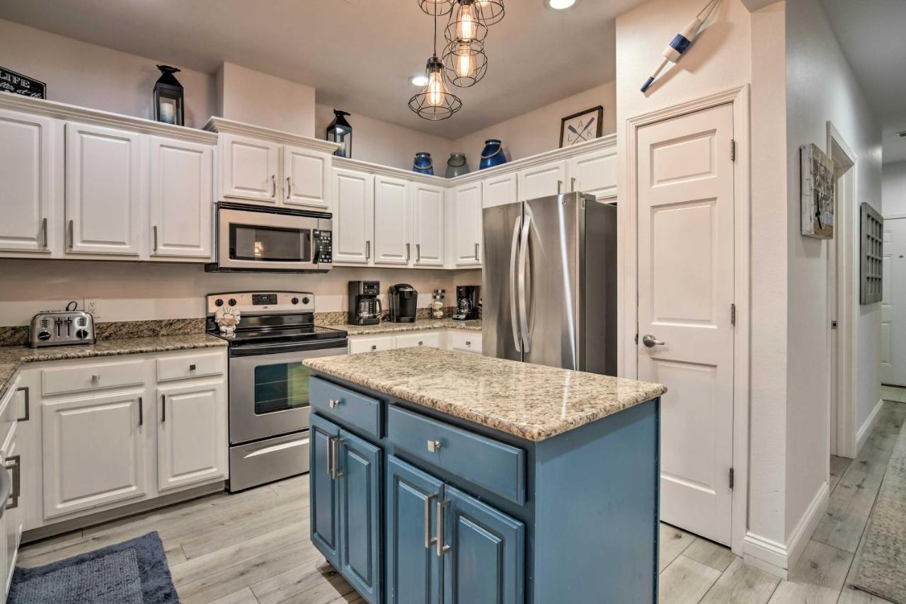Apartment Resort-style With Views And Patio! *