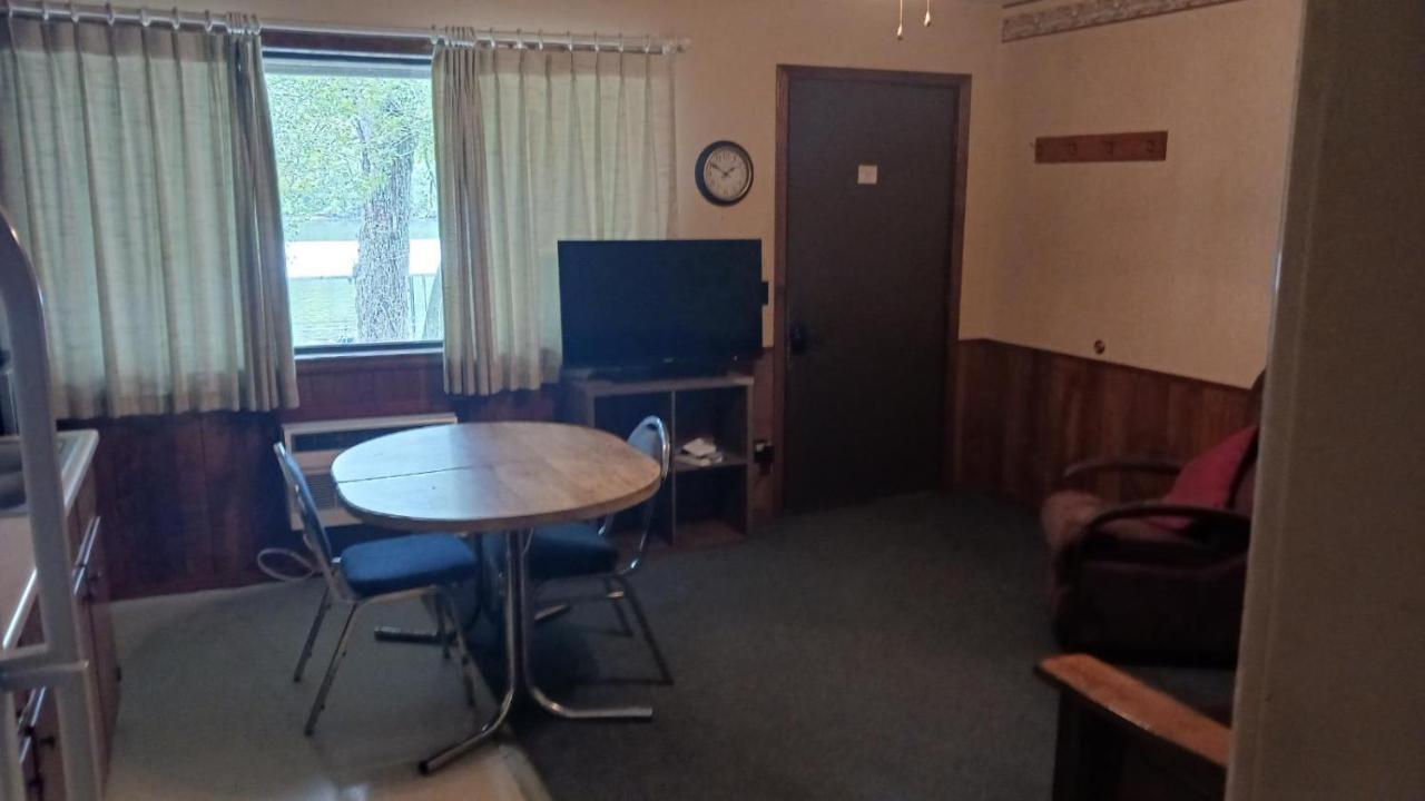 Blue Haven Lakefront 1 Bed Holiday home