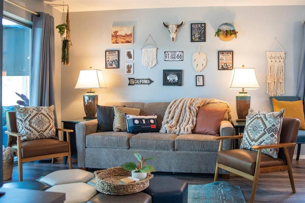 The Bandwagon- Newly Remodeled Near Lake Taneycomo *