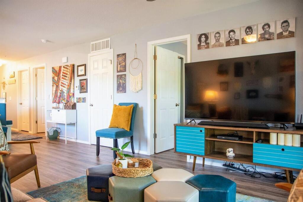 The Bandwagon- Newly Remodeled Near Lake Taneycomo