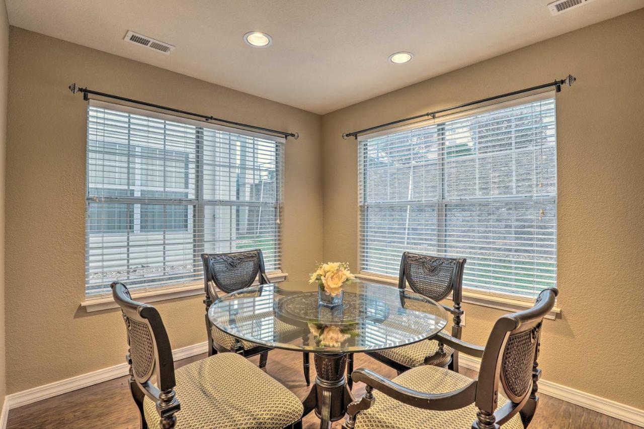 Serene With Sunroom And Golf Course View Branson
