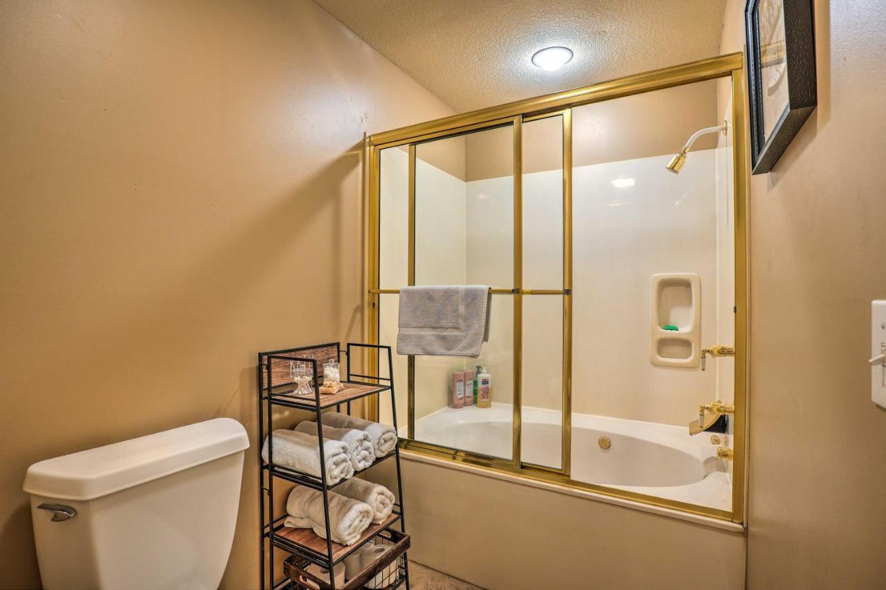 Serene With Sunroom And Golf Course View Branson