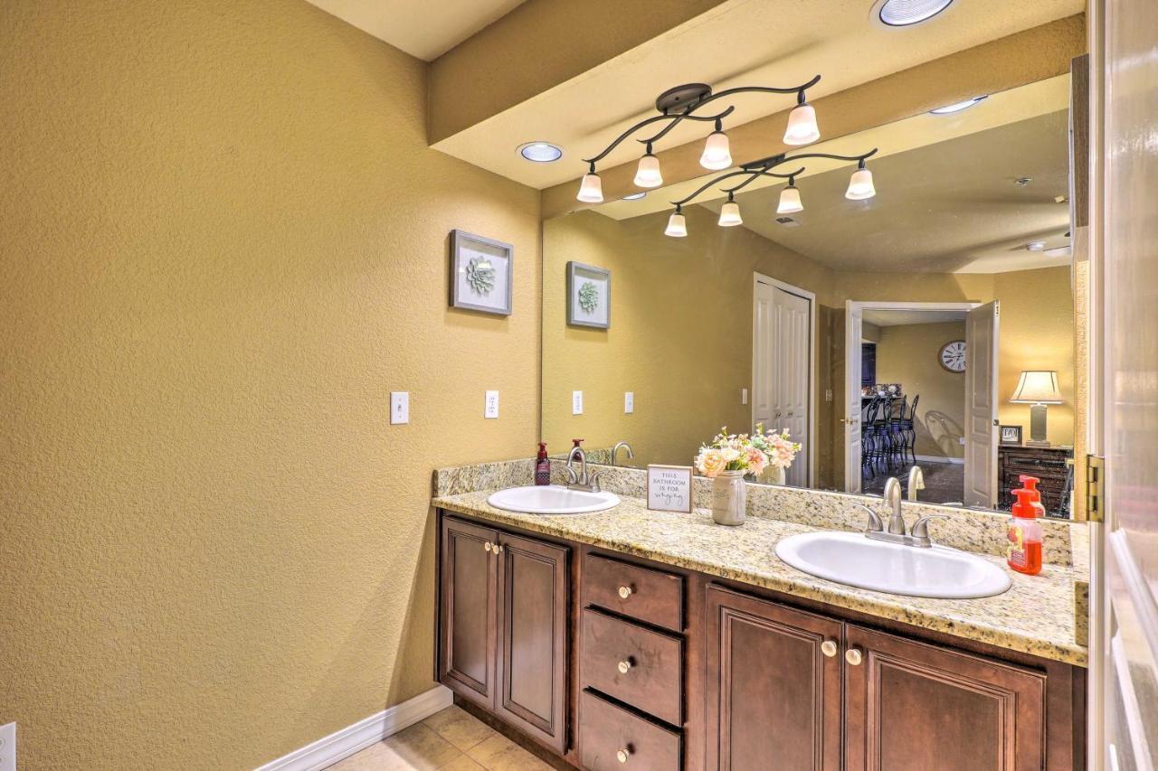 Serene With Sunroom And Golf Course View Apartment