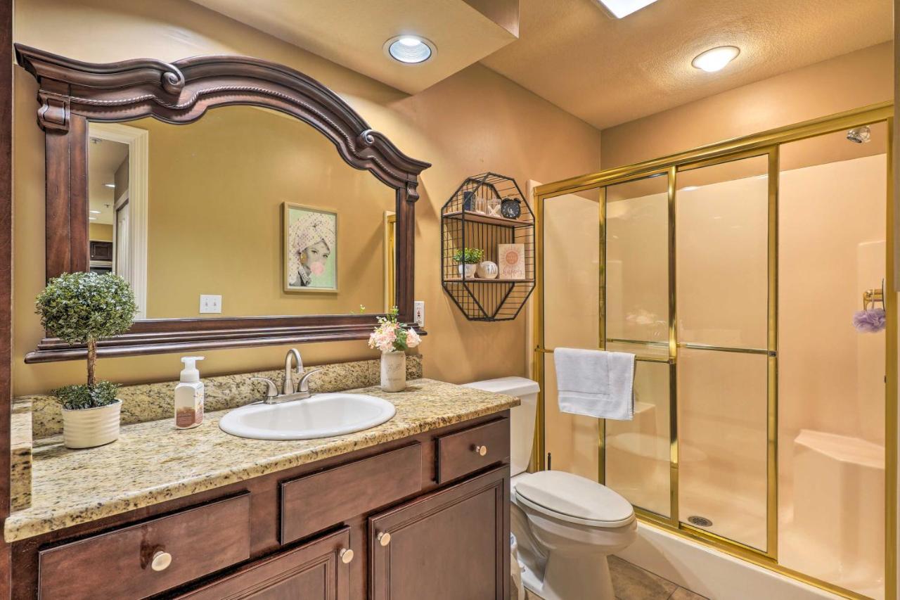 Serene With Sunroom And Golf Course View Branson