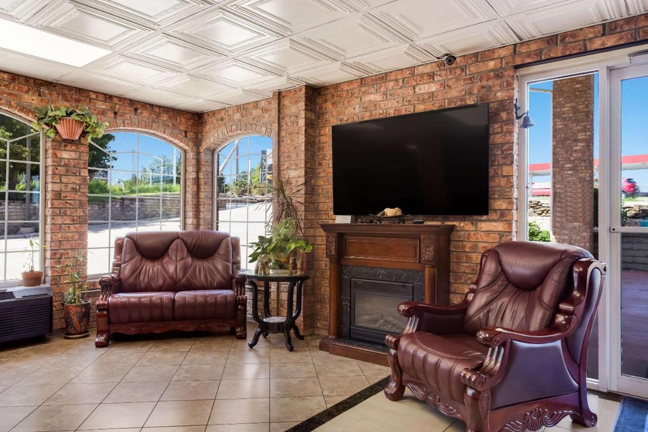 Rodeway Branson, Brick House Inn