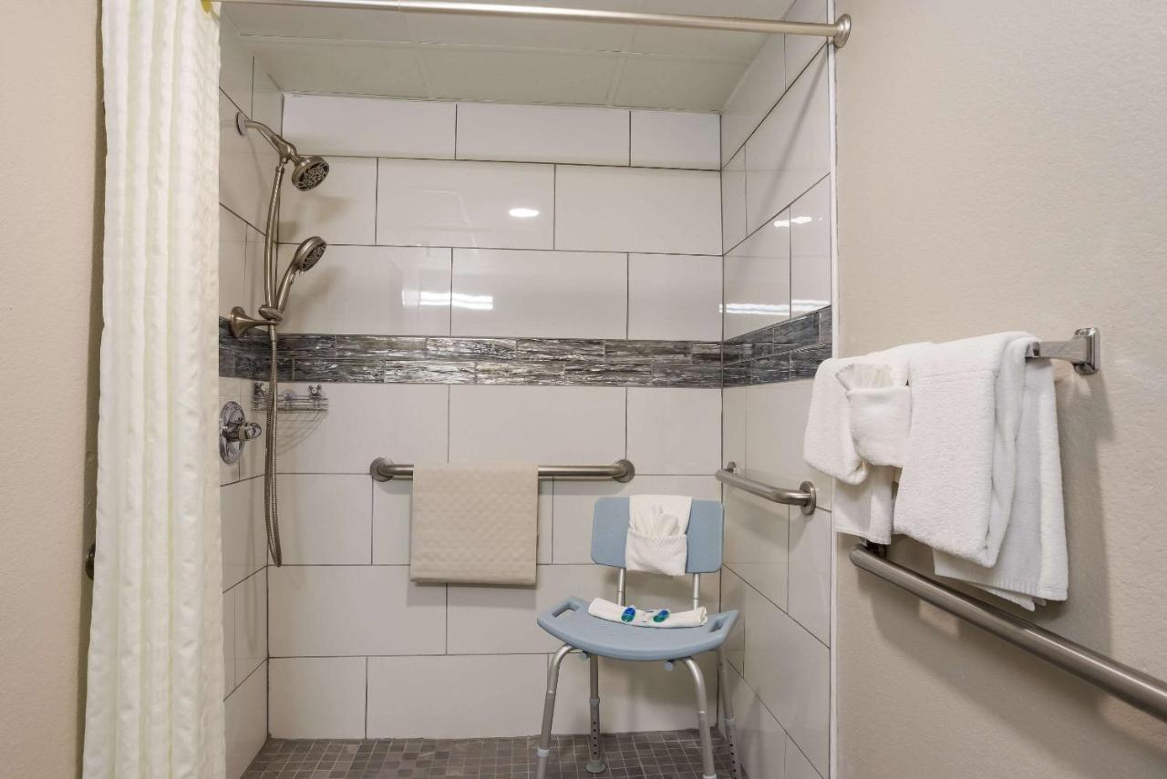 Inn Rodeway Branson, Brick House