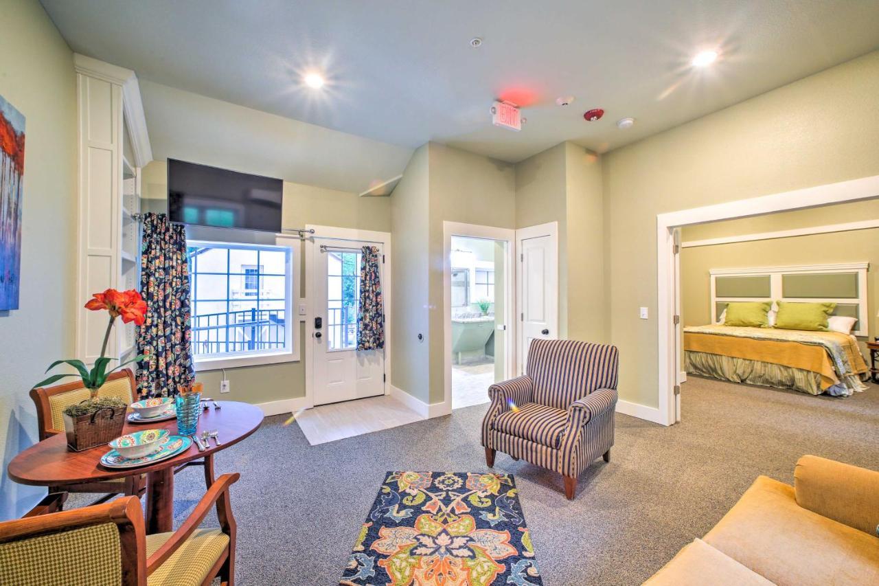 Holiday home Welcoming Downtown With Pool Access!