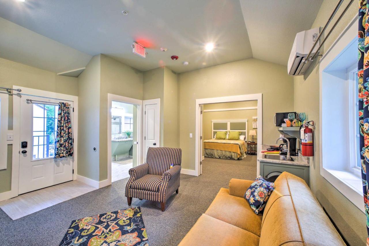 Holiday home Welcoming Downtown With Pool Access! Branson