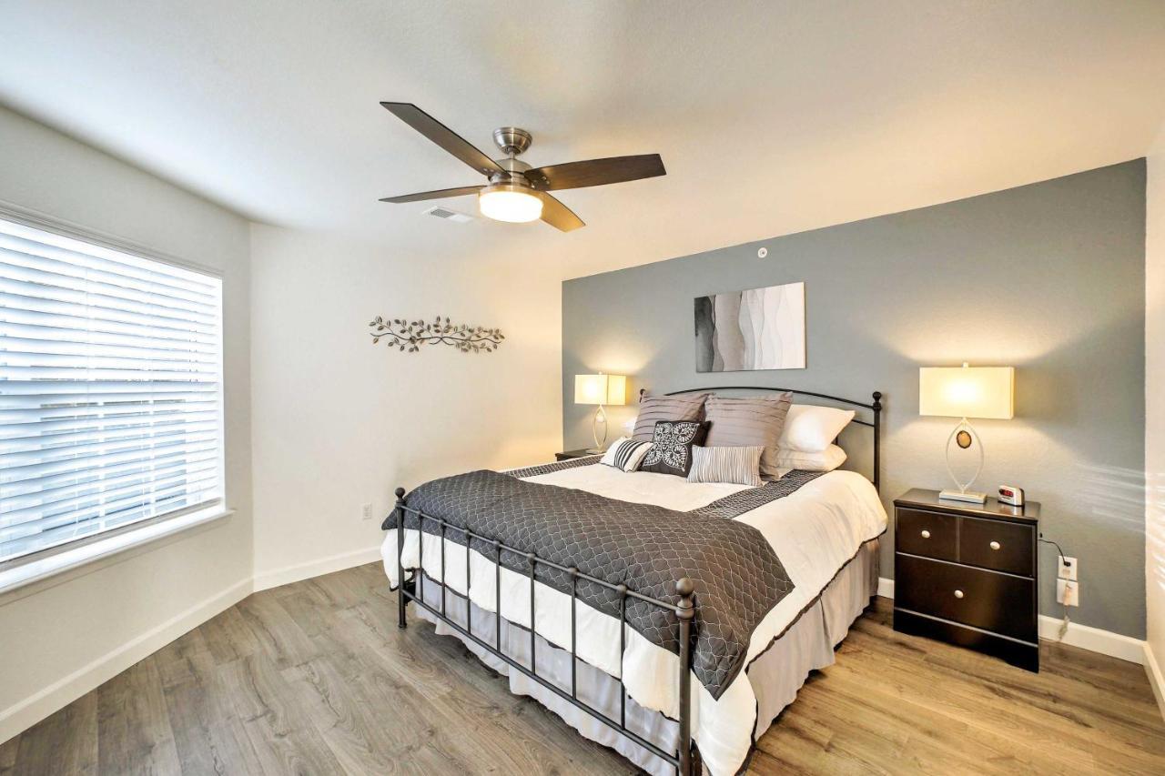 Walk-in Amenities, 3 Mi To Landing! Apartment