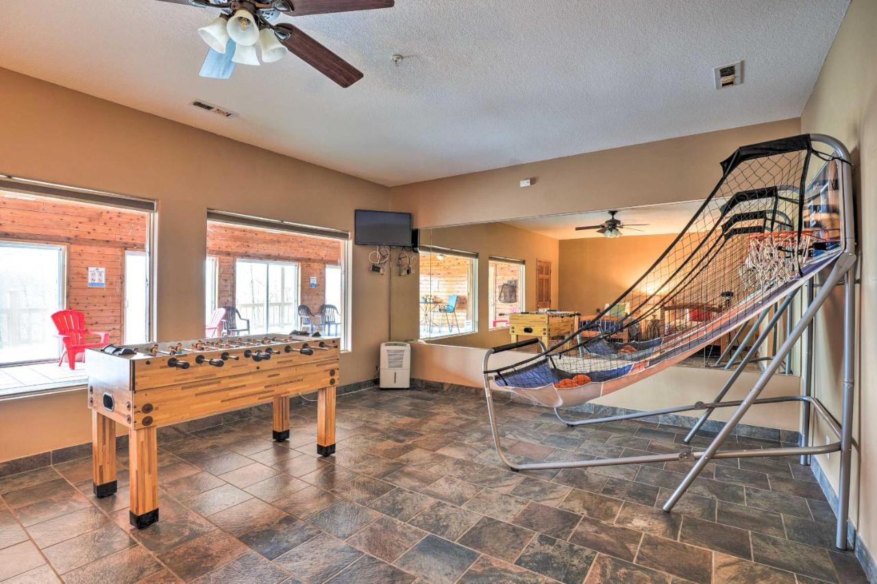 With Indoor Pool And Basketball Court! Holiday home Branson