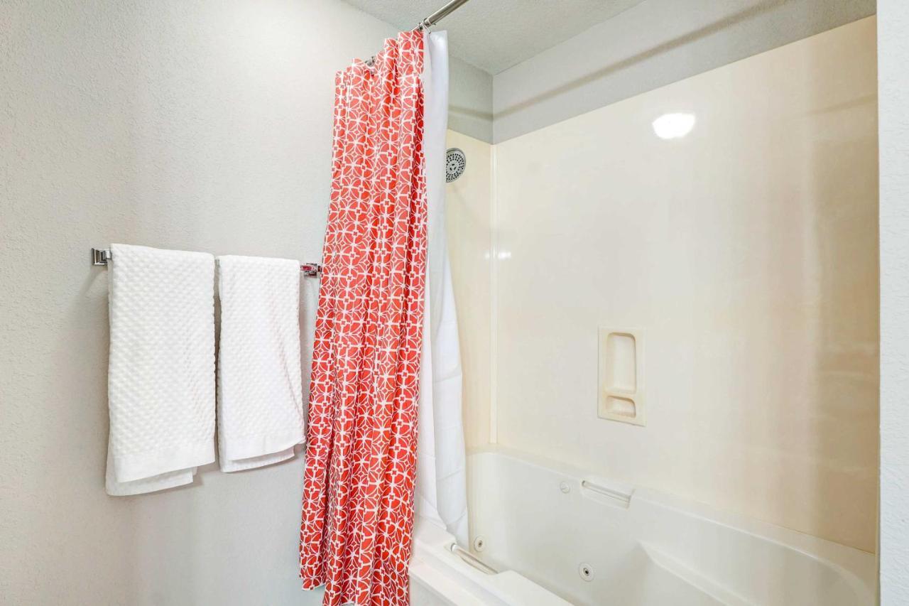 Beautiful With Golf And Pool Access!