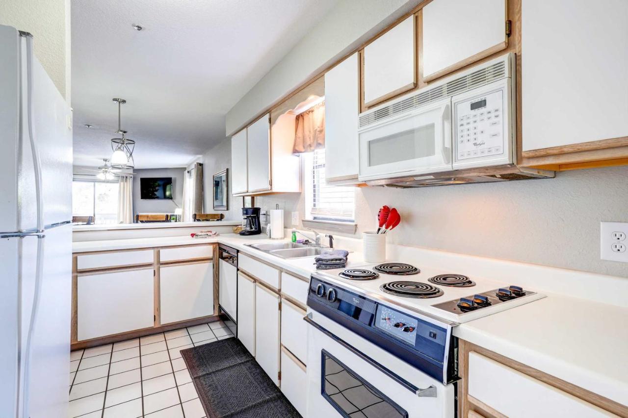 Beautiful With Golf And Pool Access! Apartment *